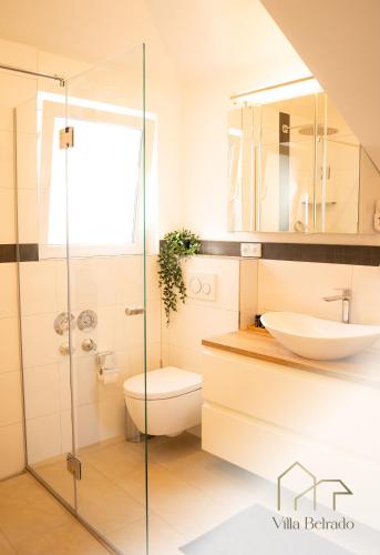 Un baño de Belrado Apartments