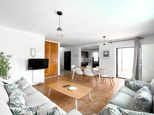 un soggiorno con divano e tavolo di Laguna Home by Best Holidays Fuerteventura a Corralejo
