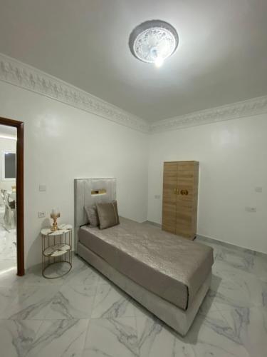 sypialnia z łóżkiem w białym pokoju w obiekcie Luxury Appartement Tanger w mieście Tanger