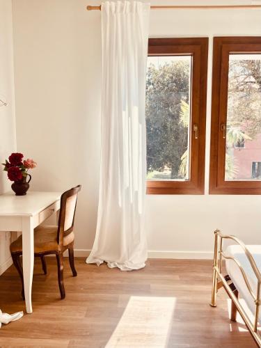 a white room with a table and a window at Agriturismo Borgo Rurale San Salvador-Casa del Maestro in Torre di Mosto