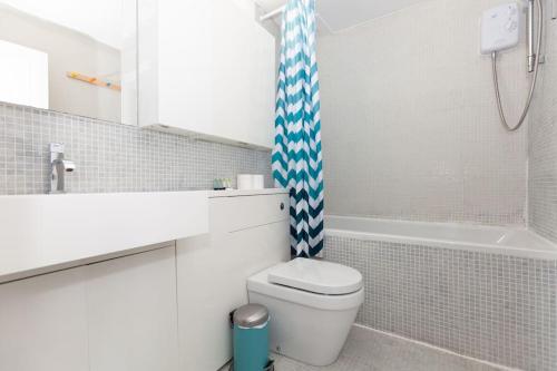 a bathroom with a toilet and a sink and a tub at Beautiful house in North Oxford in Oxford