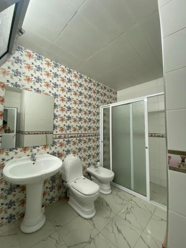 W łazience znajduje się umywalka, toaleta i prysznic. w obiekcie Luxury Appartement Tanger w mieście Tanger