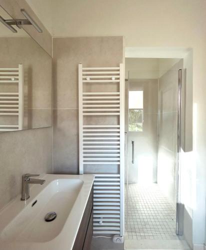 a bathroom with a tub and a sink and a shower at Agriturismo Borgo Rurale San Salvador-Casa del Maestro in Torre di Mosto