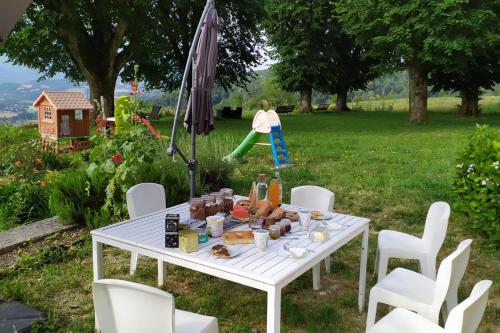 una mesa blanca con comida en un patio en Chartreuse, en Saint-Franc