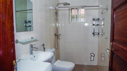 La salle de bains est pourvue de toilettes, d'un lavabo et d'une douche. dans l'établissement MUSA SILLAH, à Sukuta