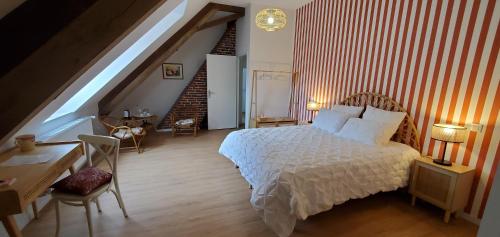 Un dormitorio con una cama blanca y una escalera en LA MAISON DE NOS PARENTS en Gonnehem