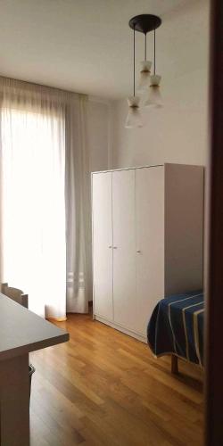 ein Schlafzimmer mit einem Bett und einem weißen Schrank in der Unterkunft MARIA HOUSE for Agripolis in Legnaro