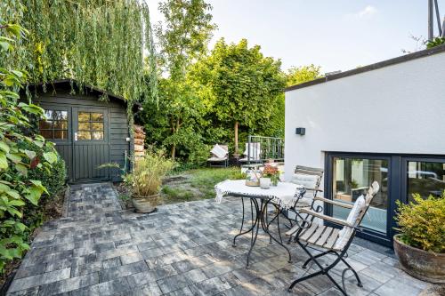 a patio with a table and chairs in a yard at Meerlust Travemünde in Travemünde