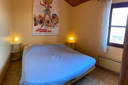 1 dormitorio con 1 cama grande con dosel en la pared en Villa Le Sommet - Vidauban, en Vidauban