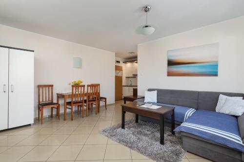 Posedenie v ubytovaní Comfy Apartments with Balcony Turystyczna Międzyzdroje by Noclegi Renters