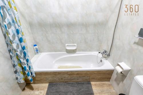 Ein Badezimmer in der Unterkunft Stunning 3BR Marina View APT in Pieta with Balcony by 360 Estates