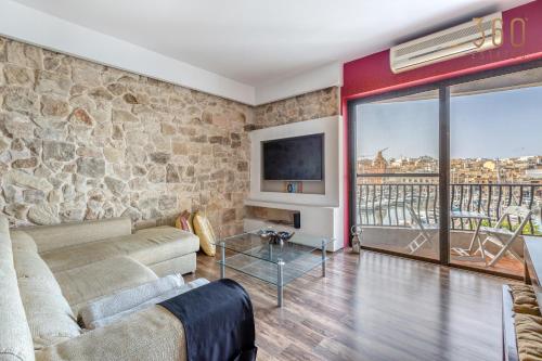 TV/Unterhaltungsangebot in der Unterkunft Stunning 3BR Marina View APT in Pieta with Balcony by 360 Estates