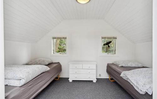 Habitación blanca con 2 camas y 2 ventanas en Gorgeous Home In Brenderup Fyn With Kitchen, 