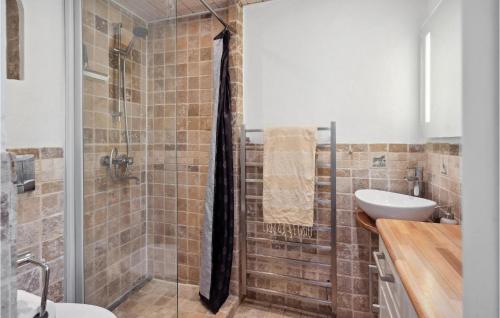 uma casa de banho com um chuveiro e um lavatório. em Gorgeous Home In Brenderup Fyn With Kitchen 