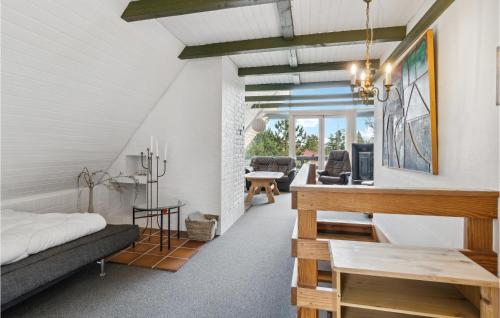 ein Wohnzimmer mit einem Bett und einem Tisch in der Unterkunft Lake Front Home In Rm With Wifi in Rømø Kirkeby