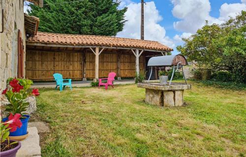een tuin met stoelen en een tafel voor een huis bij Cozy Home In Saint-vincent-la-chtr With Wifi in Saint-Vincent-la-Châtre