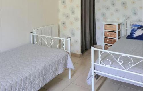 een slaapkamer met 2 witte bedden, een dressoir en een nachtkastje bij Cozy Home In Saint-vincent-la-chtr With Wifi in Saint-Vincent-la-Châtre