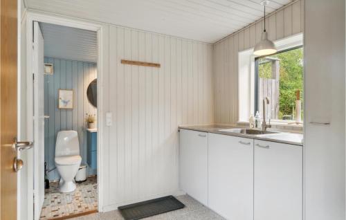 Koupelna v ubytování Beautiful Home In Frederiksvrk With Outdoor Swimming Pool