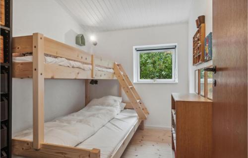 Palanda nebo palandy na pokoji v ubytování Beautiful Home In Frederiksvrk With Outdoor Swimming Pool