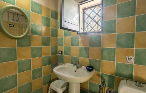 ein Bad mit einem Waschbecken und einem Spiegel in der Unterkunft Beautiful Home In Grammichele With Kitchenette in Grammichele