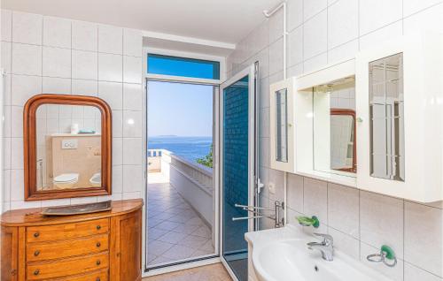 Kupatilo u objektu Amazing Home In Okrug Gornji With House Sea View