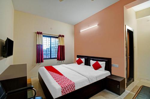 Een bed of bedden in een kamer bij OYO Flagship 81252 HOTEL SR PALACE