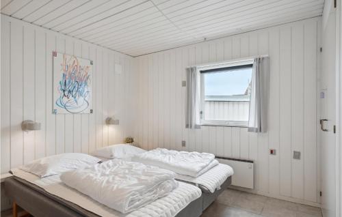 2 camas en una habitación blanca con ventana en Awesome Home In Pandrup With Kitchen en Rødhus