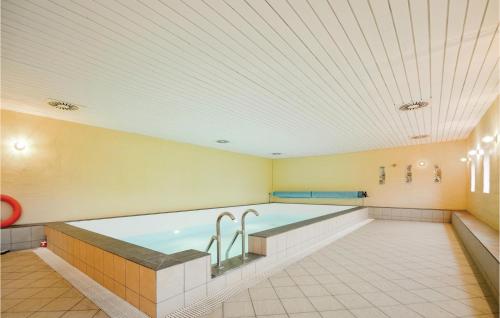 Cette chambre dispose d'une grande piscine. dans l'établissement Stunning Home In Knebel With House Sea View, à Knebel
