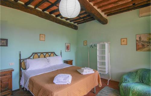 um quarto com uma cama com duas toalhas em Beautiful Home In Lucca With House A Panoramic,,, em Lucca