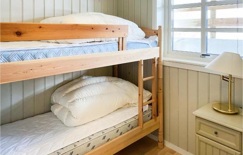 Ce dortoir comprend 2 lits superposés et une fenêtre. dans l'établissement Nice Home In Midsund With Kitchen, à Misund