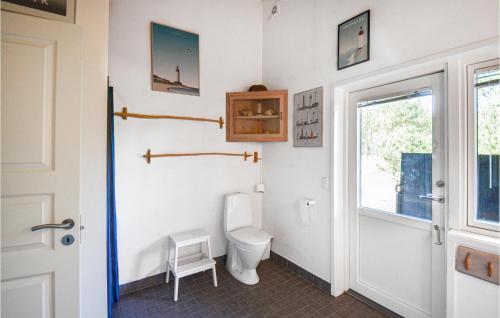 łazienka z toaletą i oknem w obiekcie 3 Bedroom Gorgeous Home In Anholt w mieście Anholt