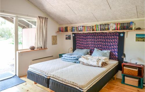 - une chambre avec un lit doté d'une tête de lit rouge dans l'établissement 3 Bedroom Gorgeous Home In Anholt, à Anholt