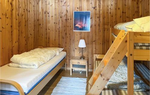 - une chambre avec deux lits superposés et une lampe dans l'établissement Pet Friendly Apartment In Espedalen With Wifi, à Espedalen