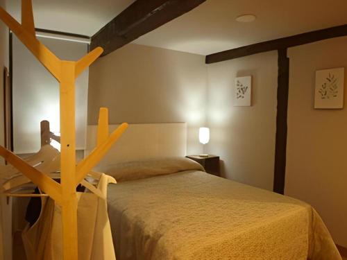 A bed or beds in a room at Segundo Caballerias, junto a la catedral, Aire Acondicionado, Wifi