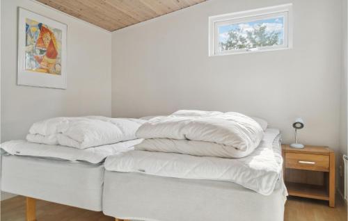 2 kussens op het bed bij Nice Home In Vggerlse With Wifi in Bøtø By