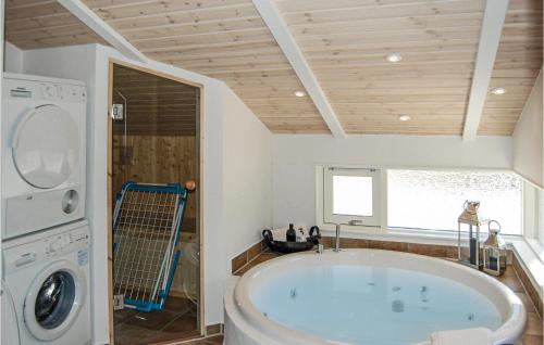 グレーノにあるAwesome Home In Grenaa With 3 Bedrooms, Sauna And Wifiのバスルーム(バスタブ、洗濯機付)