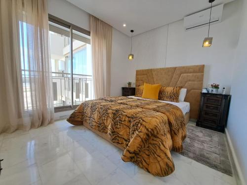 1 dormitorio con 1 cama con manta de estampado de tigre en Studio Casablanca aéroport nouaceur, en Nouaceur
