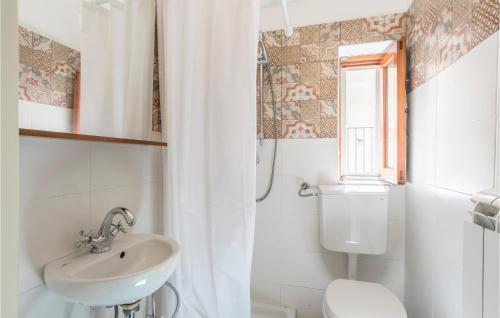 uma casa de banho branca com um WC e um lavatório em 3 Bedroom Cozy Home In Chiaramonte Gulfi em Chiaramonte Gulfi