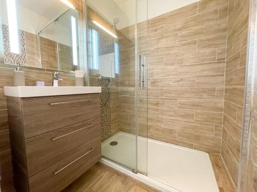 une salle de bain avec une douche, un lavabo et une baignoire dans l'établissement Le guynemer, à Beausoleil