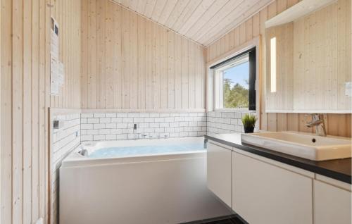 Et badeværelse på Cozy Home In Fjerritslev With Kitchen