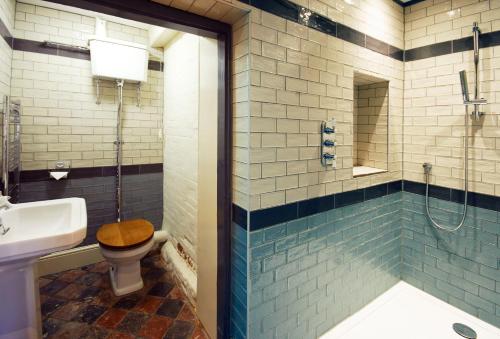 a bathroom with a toilet and a sink and a shower at Blackgreaves Farmhouse in Lea Marston