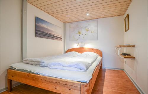 Postel nebo postele na pokoji v ubytování Cozy Apartment In Knebel With House A Panoramic View