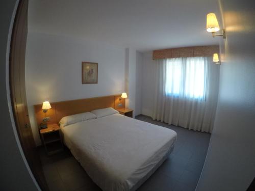 Ένα ή περισσότερα κρεβάτια σε δωμάτιο στο Apartamentos Turísticos Roc Del Castell