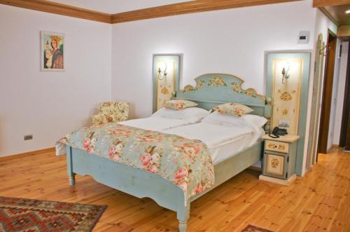 1 dormitorio con cama con marco azul y mesa en Casa Comana Boutique Hotel, en Bucarest