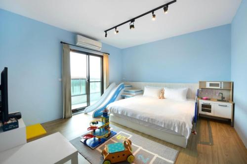 een slaapkamer met een bed met een glijbaan en speelgoed bij 蝴蝶結溜滑梯親子民宿 in Yuanshan