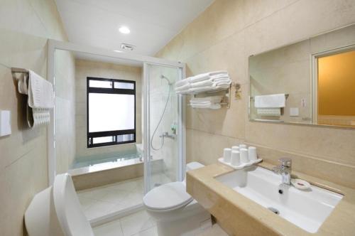 a bathroom with a toilet and a sink and a shower at 無門禁24小時進出-蝴蝶結溜滑梯親子民宿-免費停車 in Yuanshan