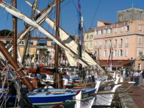 Γενική άποψη της πόλης Sanary-sur-Mer ή θέα της πόλης από  αυτό το διαμέρισμα