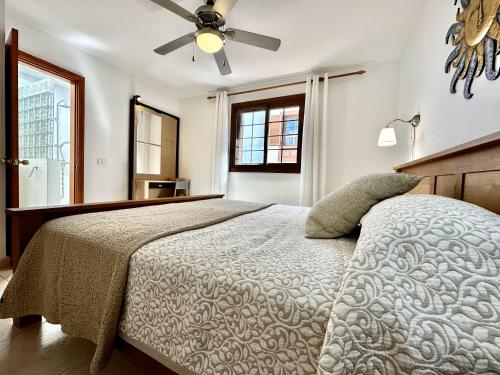 Schlafzimmer mit einem Bett und einem Deckenventilator in der Unterkunft Bella Villa, Golf del Sur in San Miguel de Abona