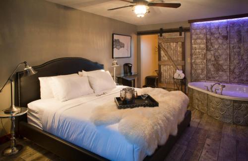 Katil atau katil-katil dalam bilik di Maxwell Mansion Hotel