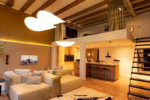Il comprend un salon avec un canapé et une cuisine. dans l'établissement Newly renovated luxurious 200 SQM loft in city centre, à Amsterdam